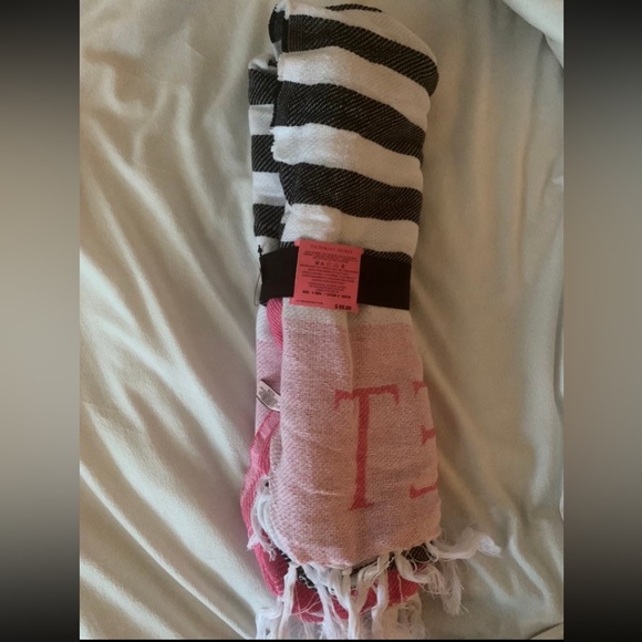 Victoria Secret Beach Blanket - Picture 4 of 5